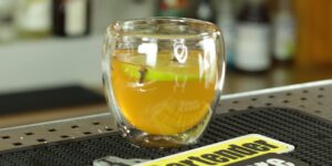 Hot Tea - Coquetel quente com saquê, chá e limão