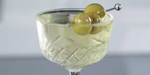 Dirty Martini - Variação do clássico Martini com Vodka e um toque de azeitonas