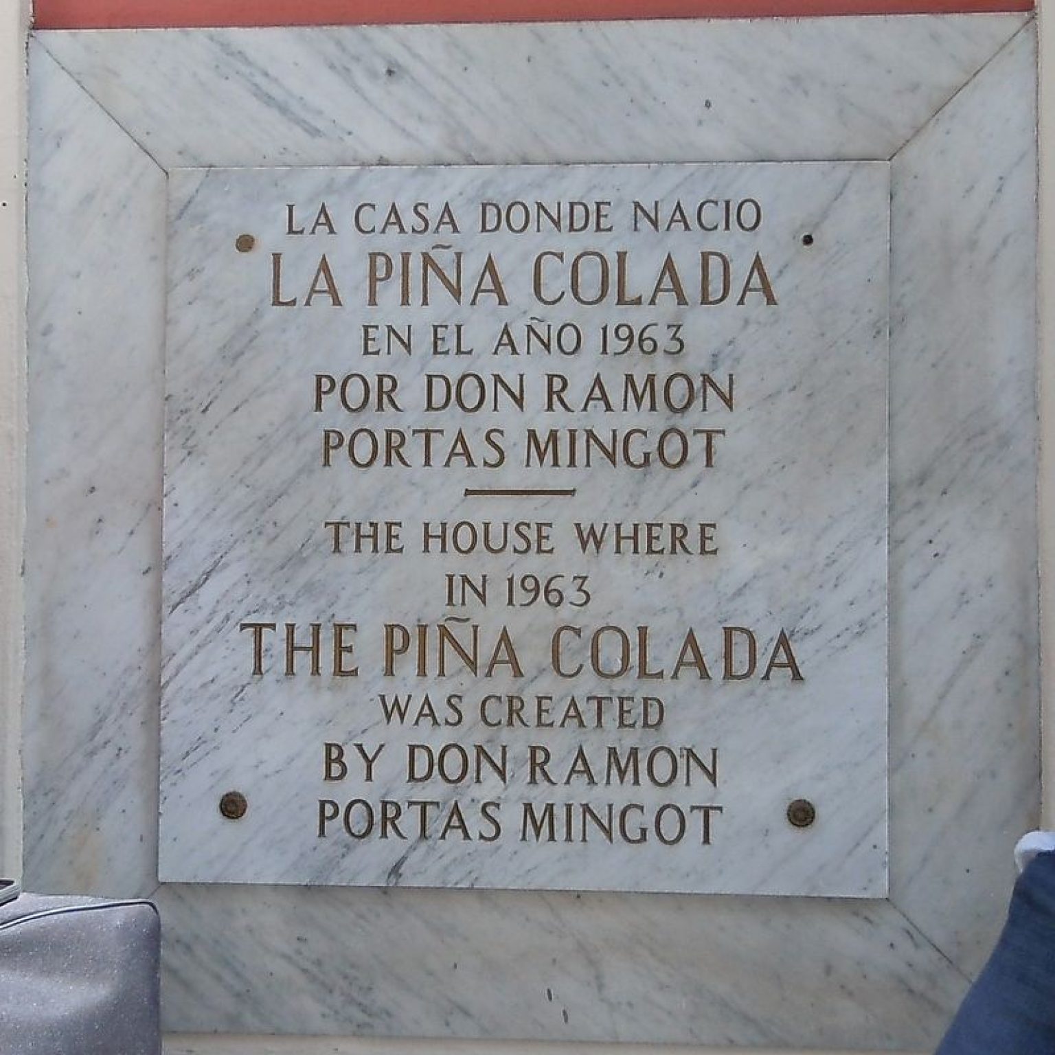 Placa de entrada do Restaurante Barrachina, no qual Ramon Lopez recebeu uma homenagem